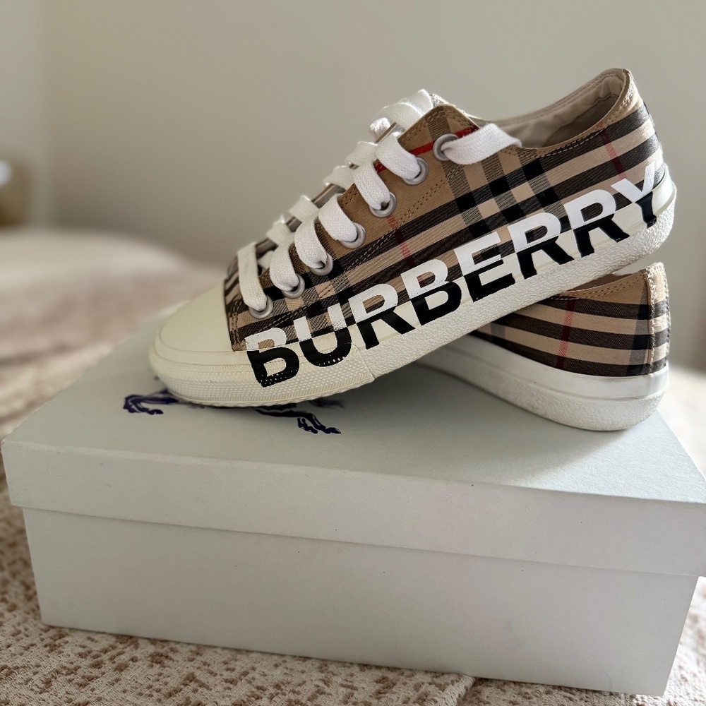 Burberry , Size 38.
